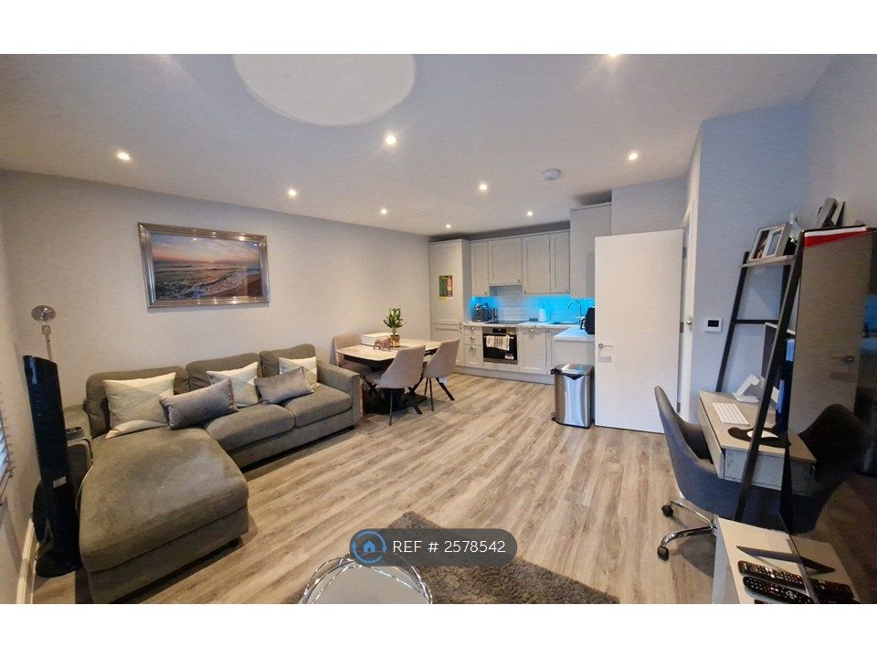 Property photo 1 of 8 Living Room/Kitchen