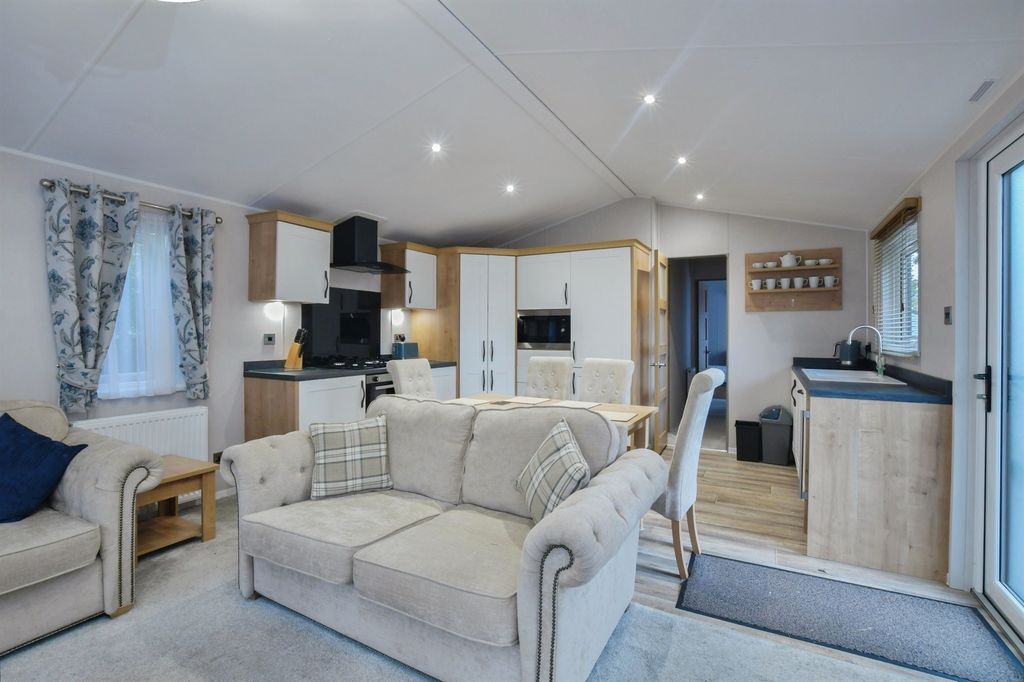 Property photo 2 of 27