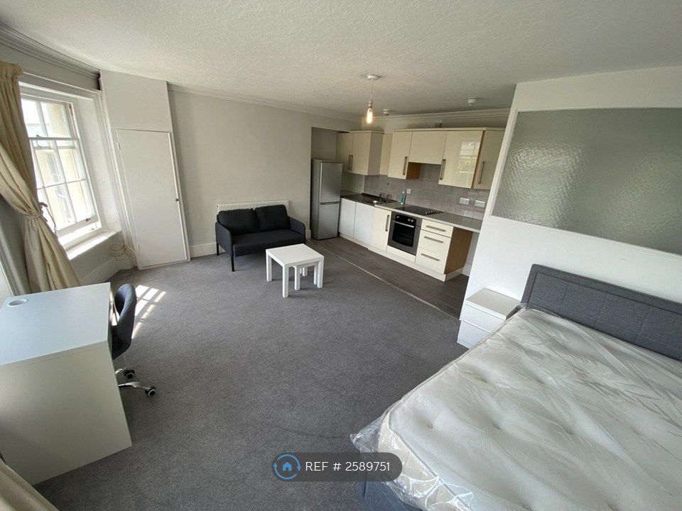 Property photo 3 of 19 Flat 4