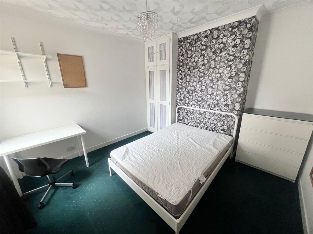 Property photo 3 of 10 Bed2.Jpg