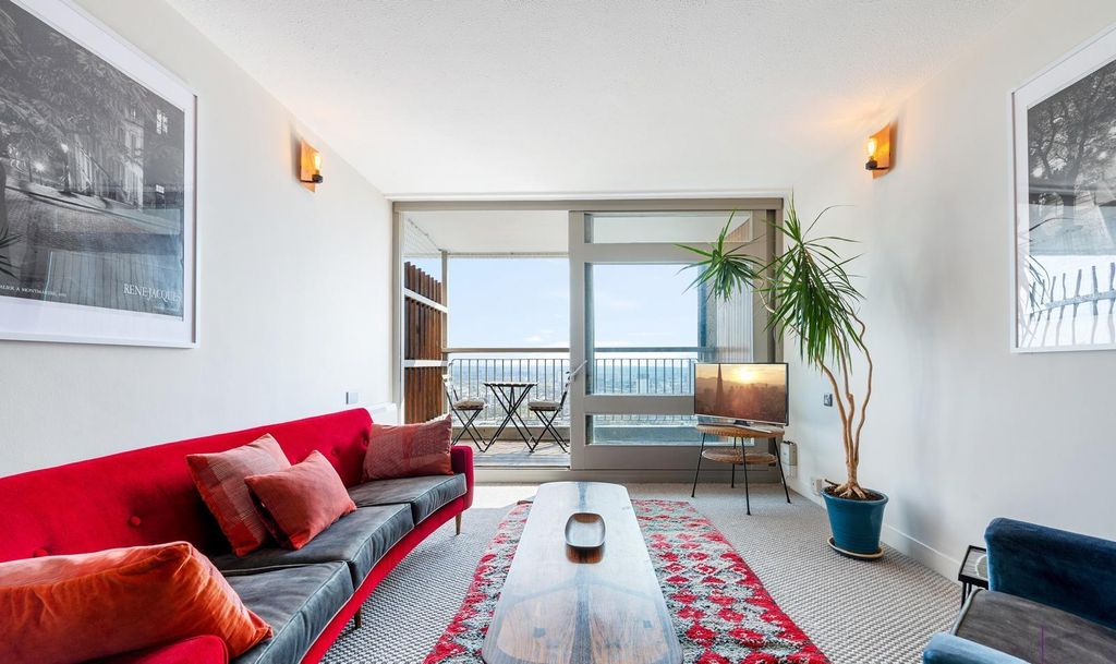 Property photo 2 of 4 Living Room