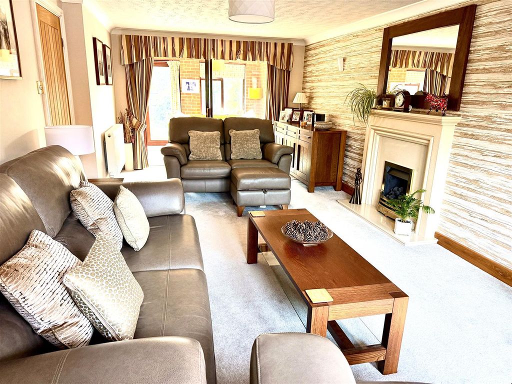 Property photo 2 of 23 Lounge