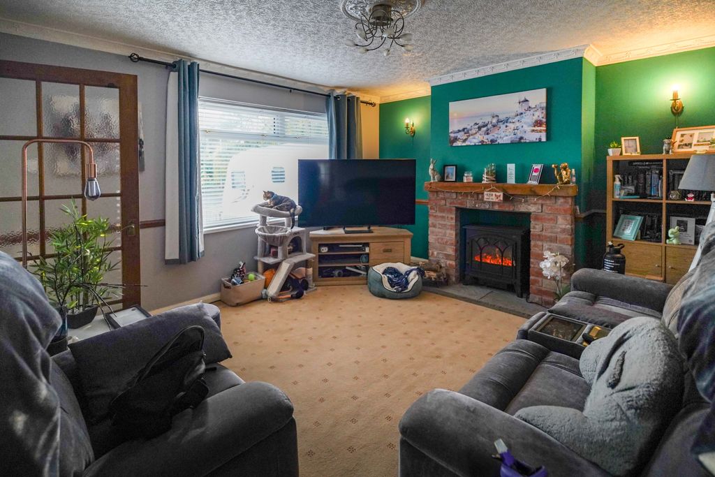 Property photo 2 of 30 Lounge 1