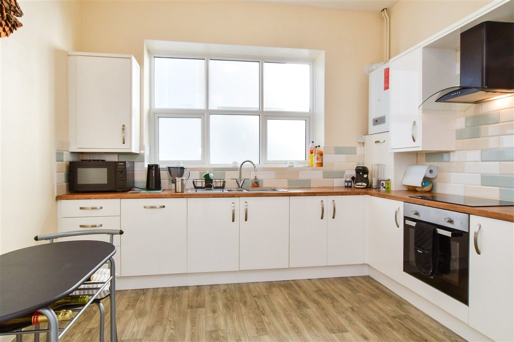 Property photo 3 of 11 Kitchen