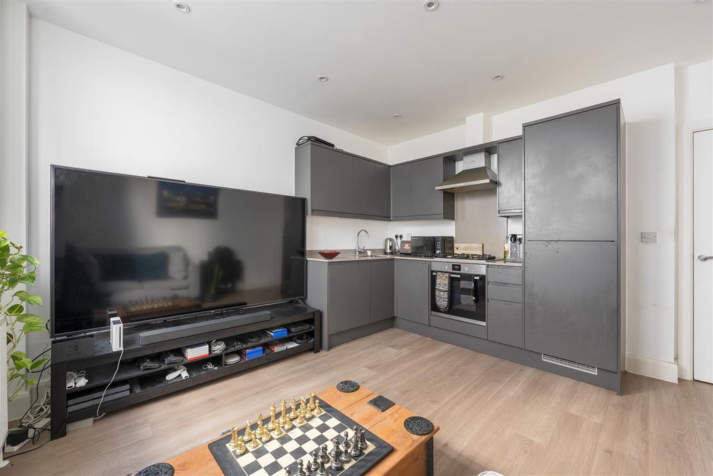 Property photo 1 of 11 214-220, Maybank Road E18