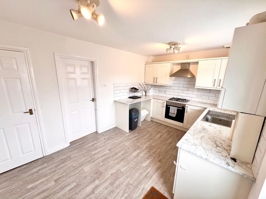 Property photo 2 of 8 Kitchen