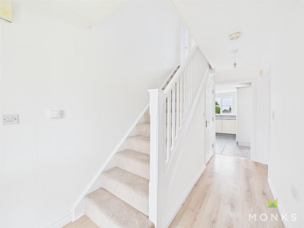 Property photo 3 of 32 Entrance Hall