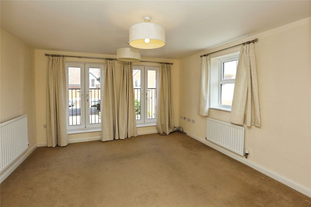 Property photo 3 of 31 Living Room