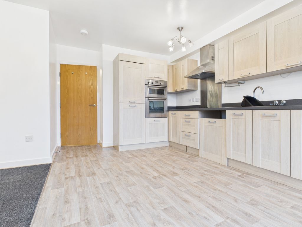 Property photo 3 of 12 Cam03729G0-Pr0176-Still008