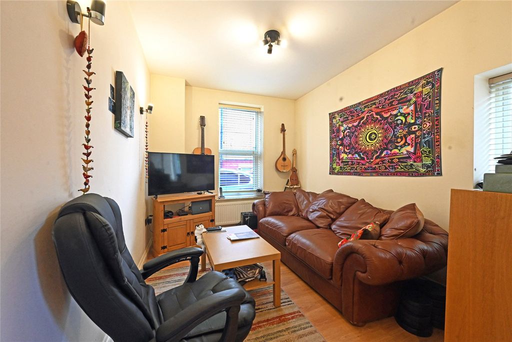 Property photo 3 of 8 Lounge