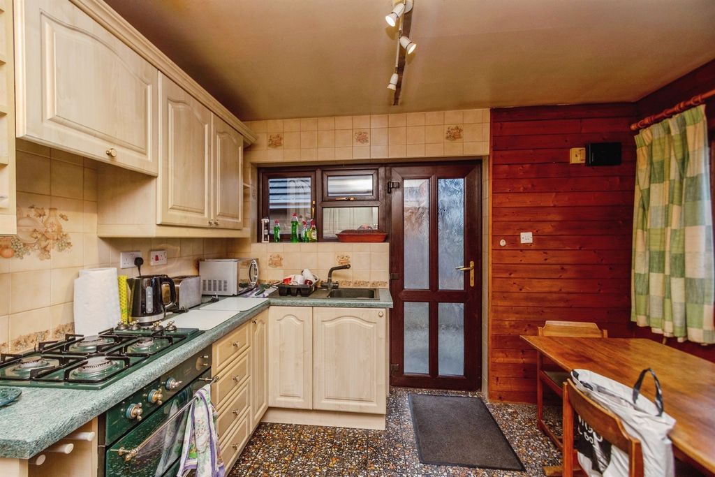 Property photo 3 of 20