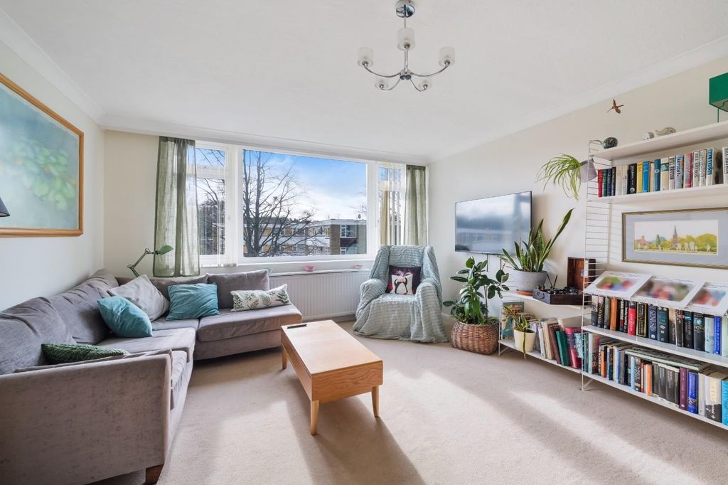 Property photo 2 of 20 Sandown Lodge