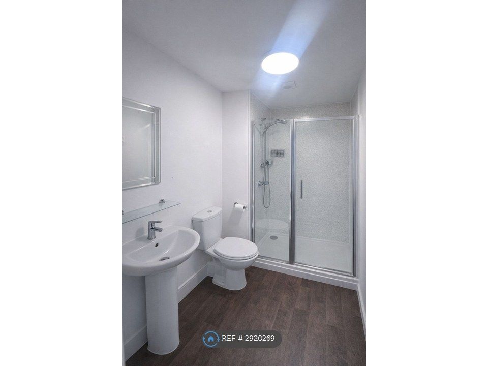 Property photo 3 of 6 Wc Shower And Basin