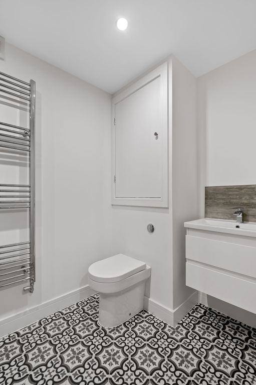 Property photo 3 of 10 Apartment 4 - Bank Street - In House Property Lettings - WC