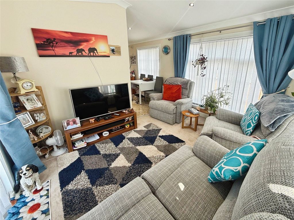 Property photo 3 of 11 Lounge