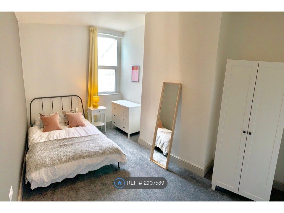 Property photo 1 of 13 Room 2