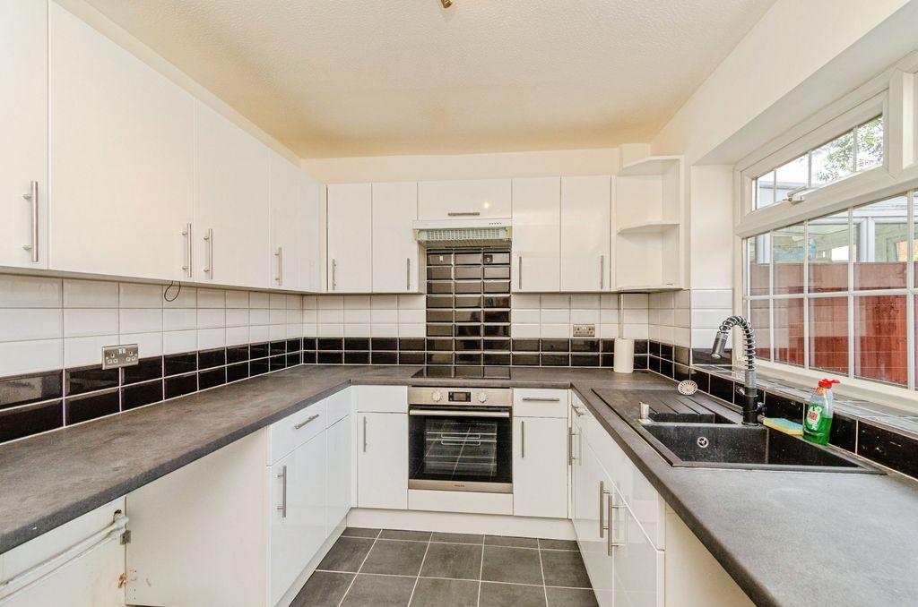 Property photo 2 of 20 Kitchen