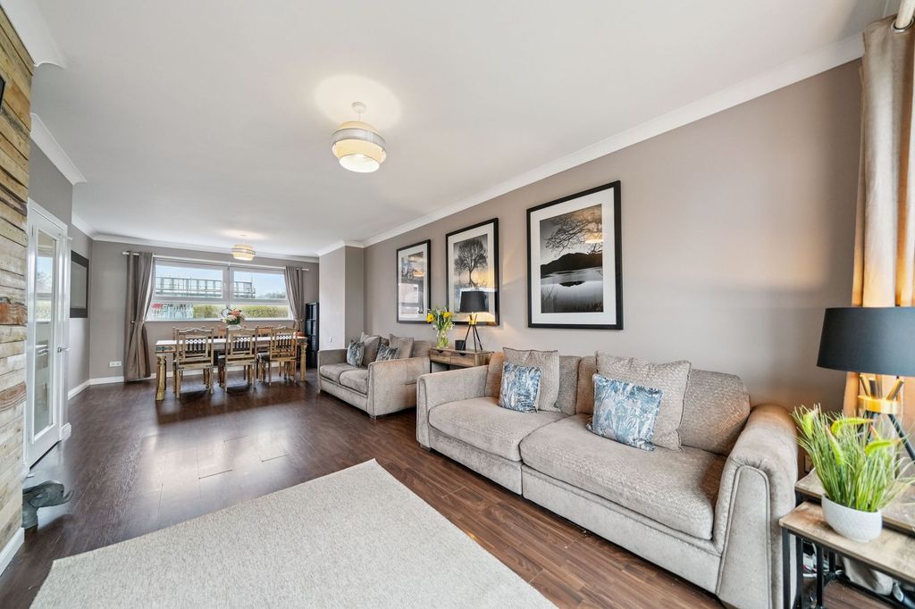 Property photo 3 of 28