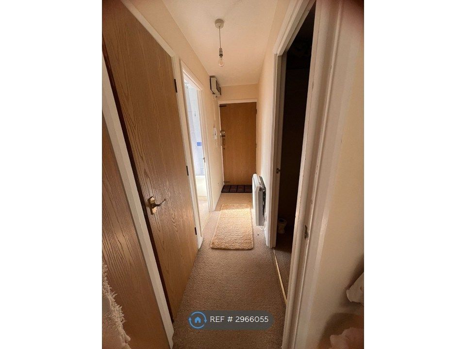 Property photo 2 of 7 Hallway