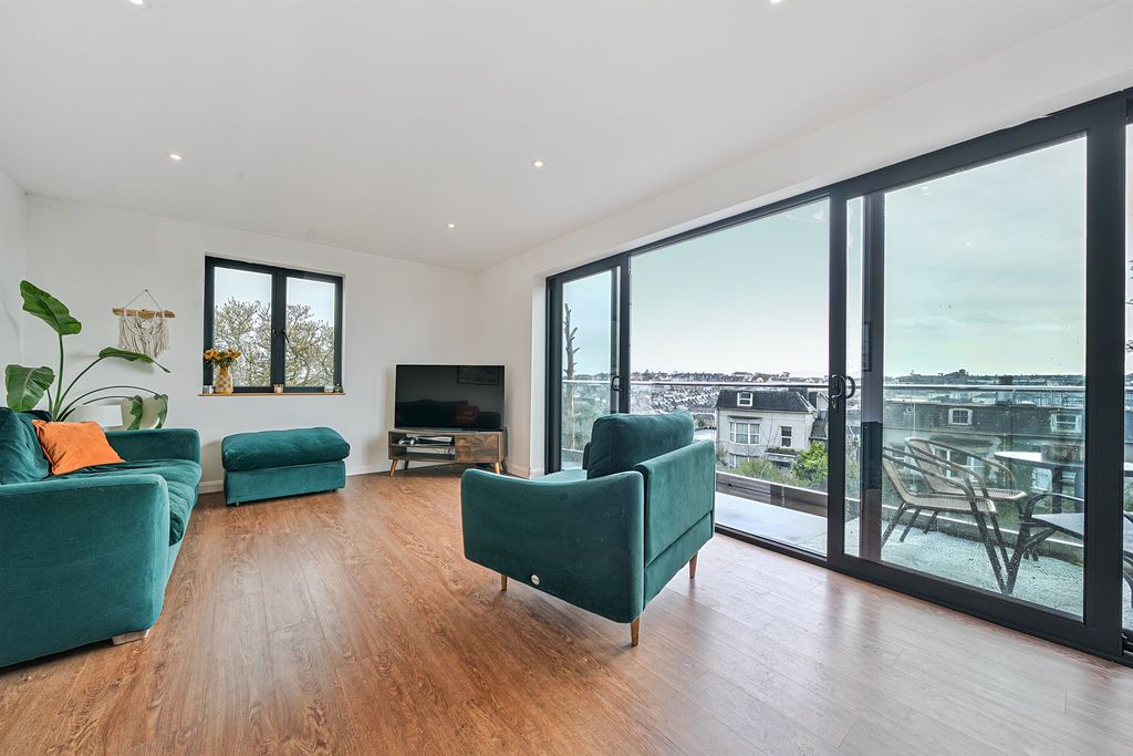 Property photo 2 of 23