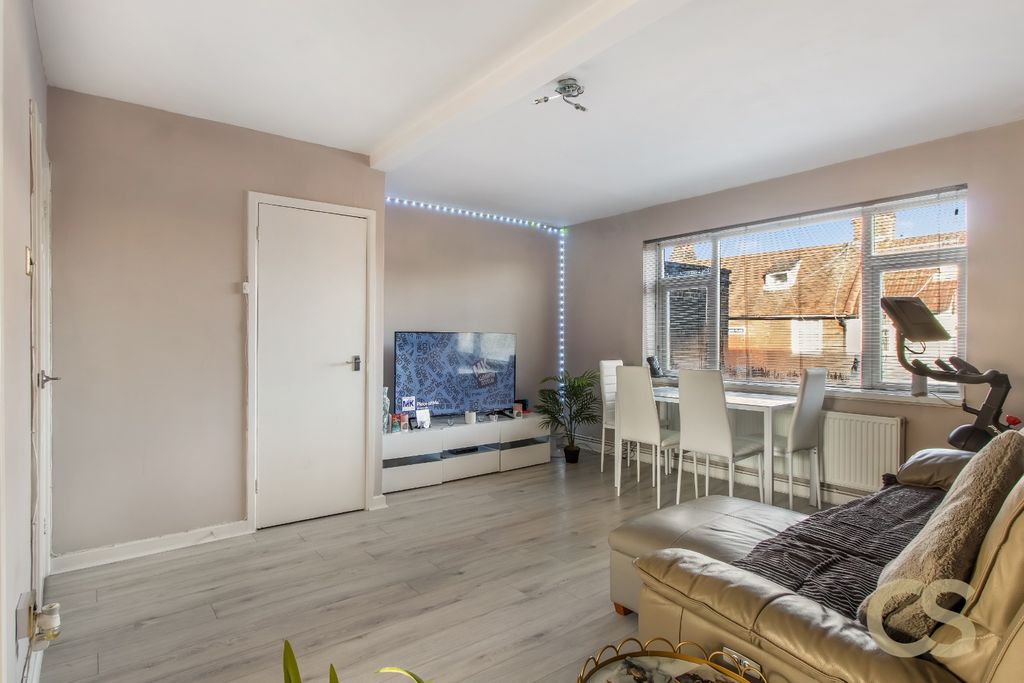 Property photo 2 of 17 4724904