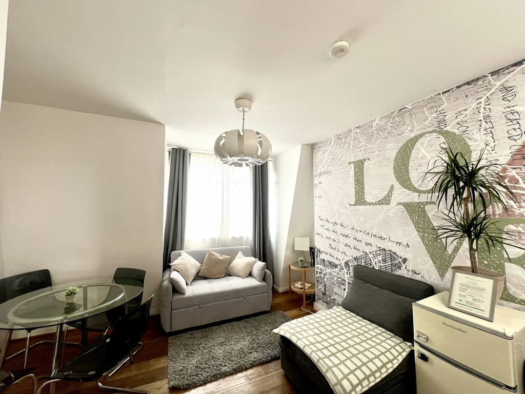 Property photo 1 of 10 One Bedroom Flat To Rent In The Heart Of Oxford Street