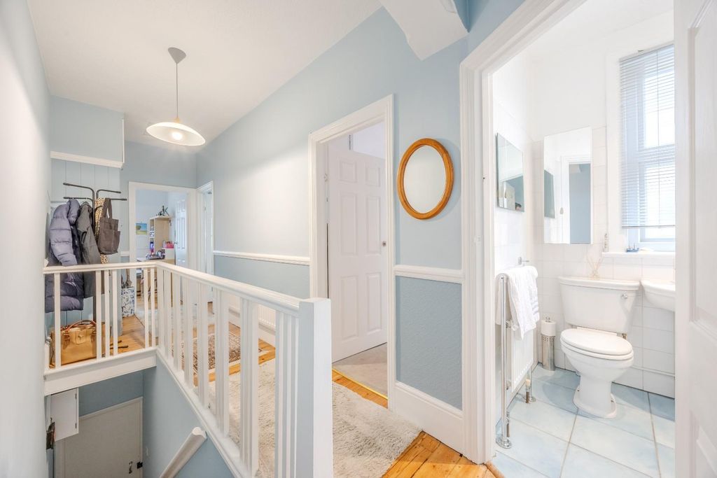 Property photo 3 of 16 Landing