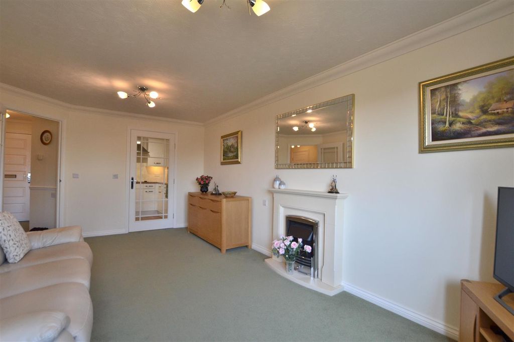 Property photo 3 of 11 Livingroom 2 .Jpg