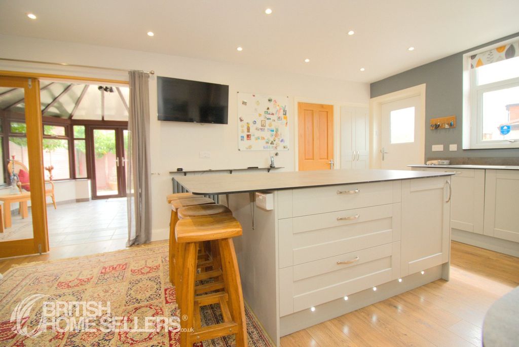 Property photo 2 of 28 Picture No. 21