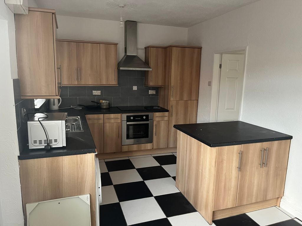 Property photo 3 of 9 Dining Kitchen