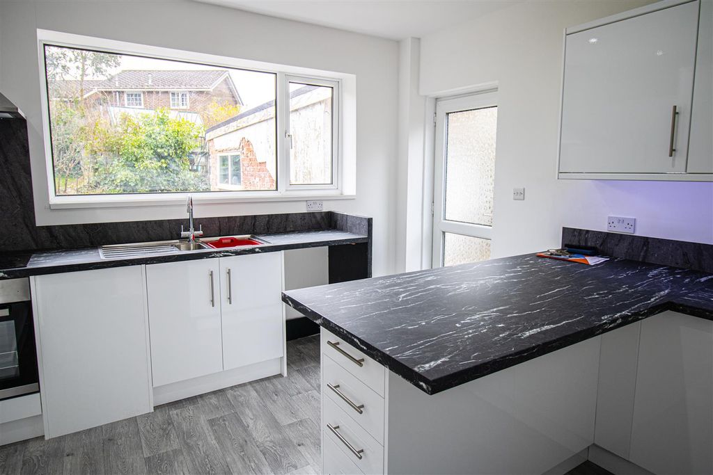 Property photo 3 of 8 Kitchen