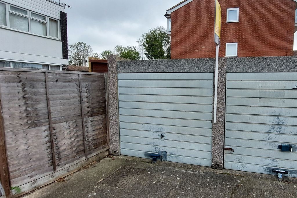 Property photo 2 of 5 Garage 21, Upper Park Road, Belvedere, Kent, Da17 6Ha