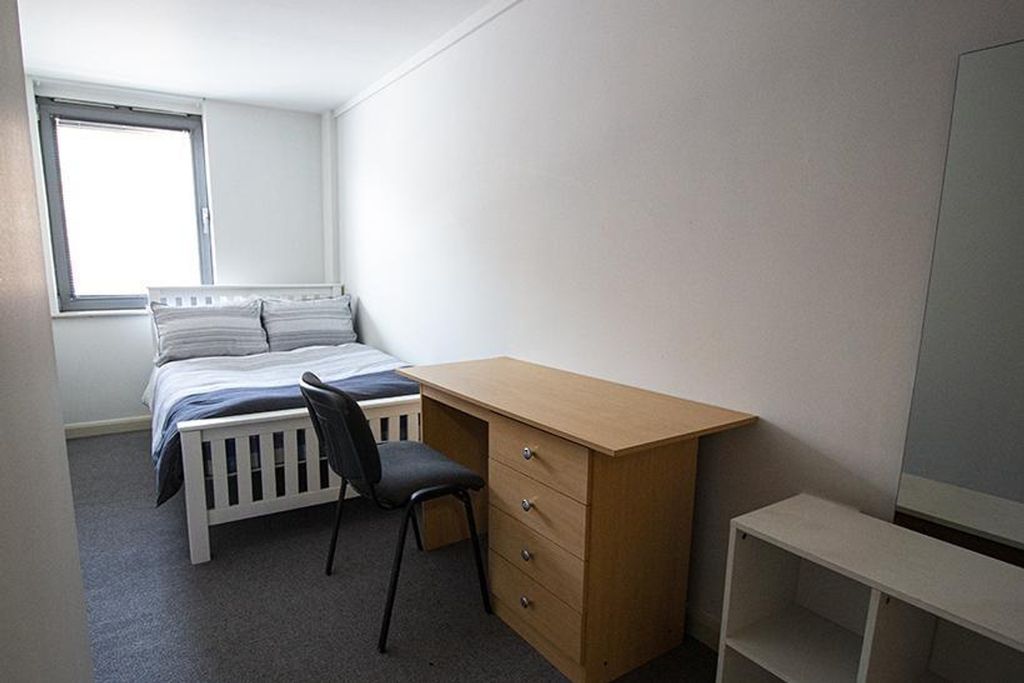 Property photo 3 of 5 Bright And Inviting Double Bedroom Featuring A Com...