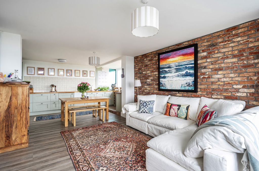 Property photo 3 of 17 1470818-24-6A2290...