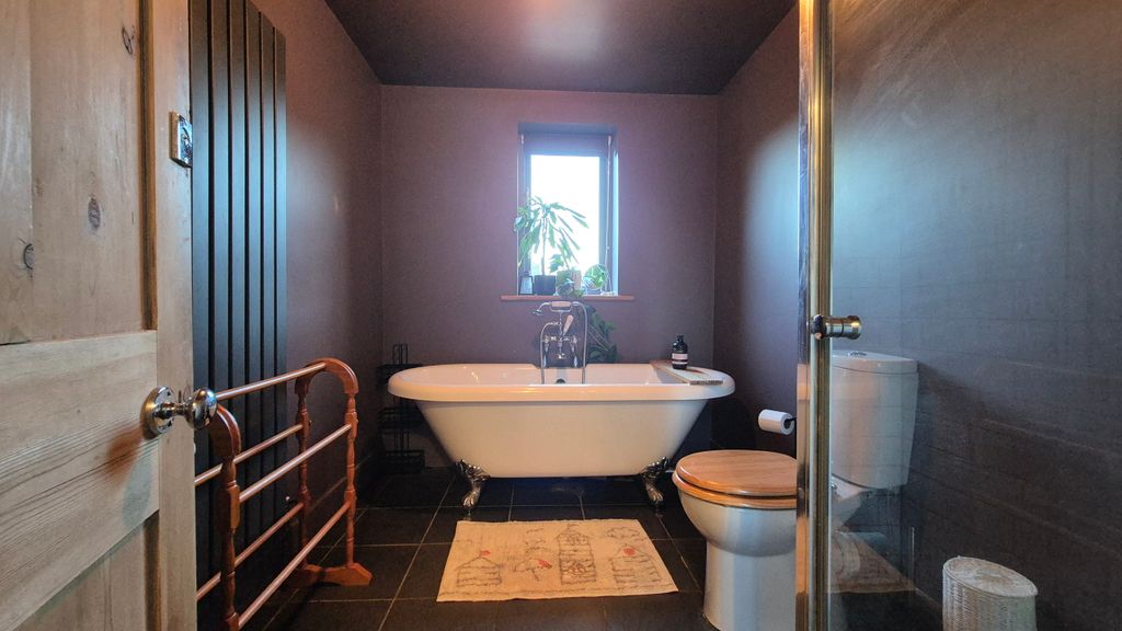 Property photo 3 of 19 Bathroom