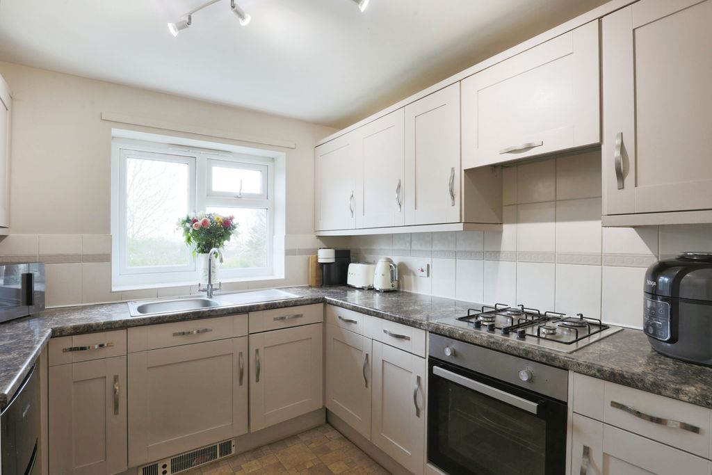 Property photo 2 of 9 Kitchen