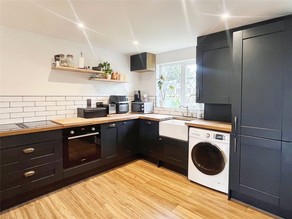 Property photo 2 of 10 Kitchen