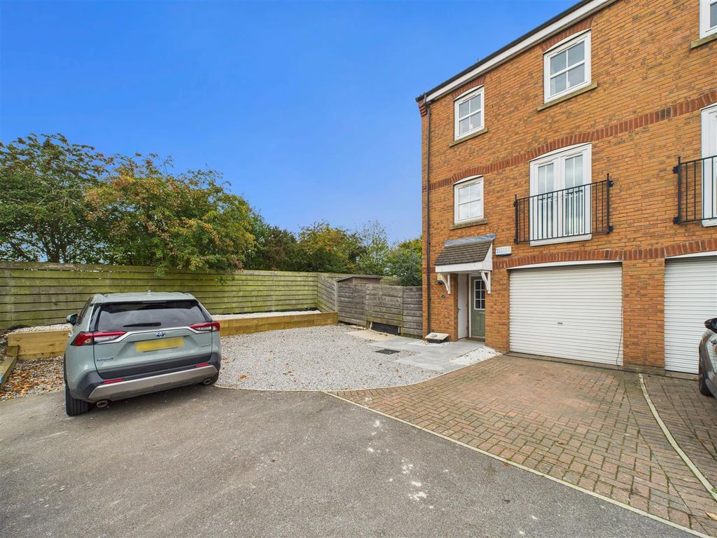 Property photo 2 of 23 Cam03303G0-Pr0220-Still034.Jpg