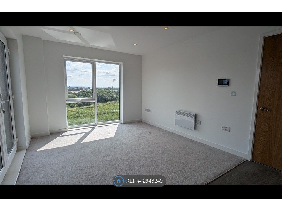 Property photo 3 of 9 Living Space