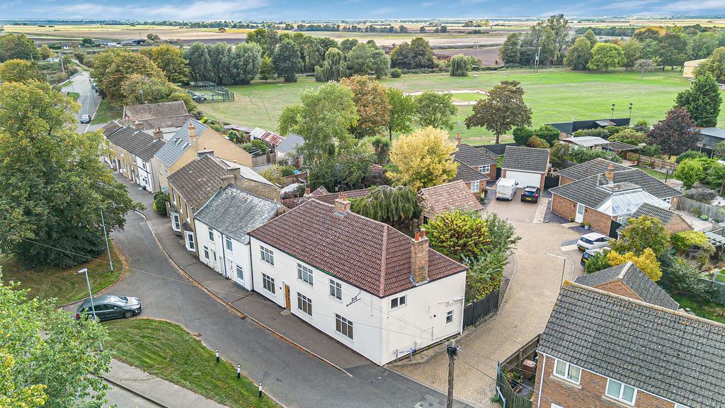 Property photo 2 of 31
