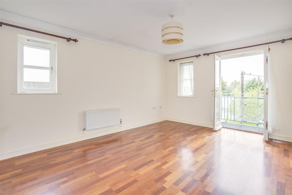 Property photo 3 of 11 8 Midsummer Court, Penn Road, Hp15 7Ld-4.Jpg