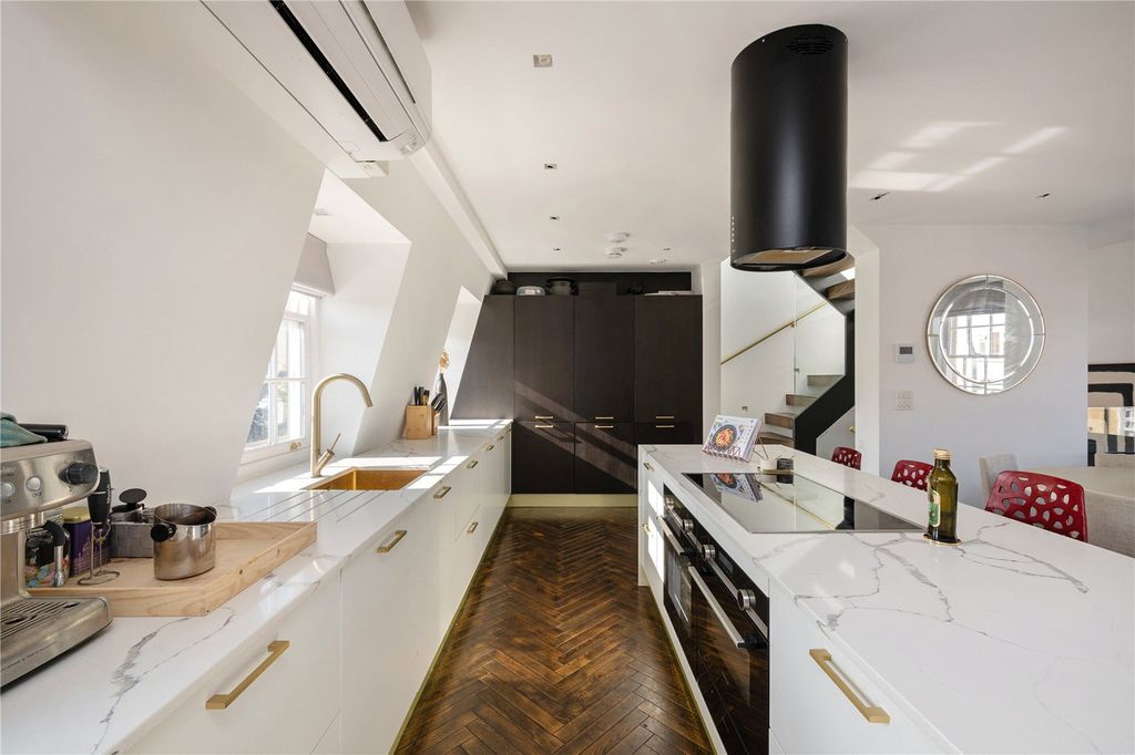 Property photo 2 of 11 Kitchen