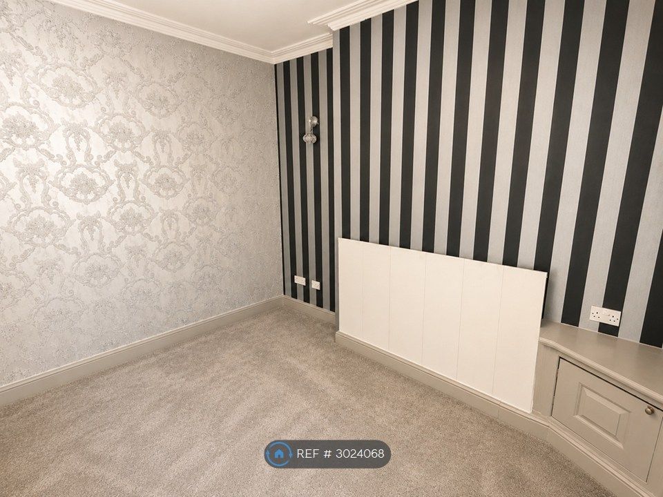 Property photo 2 of 20 Lounge / Bedroom 4