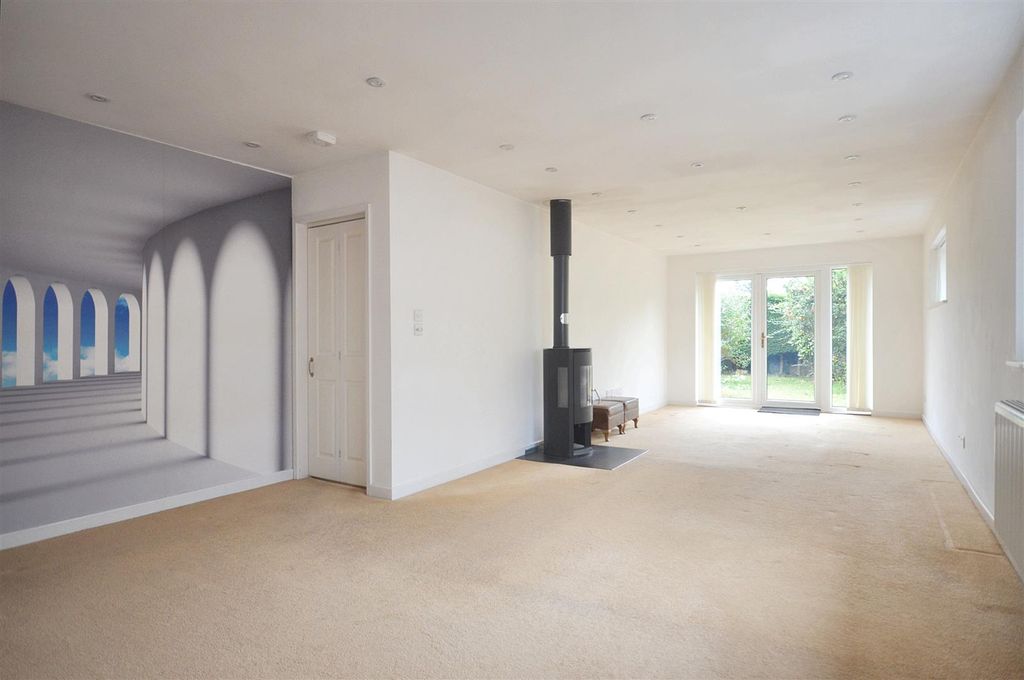Property photo 2 of 10 Sitting/Dining Room