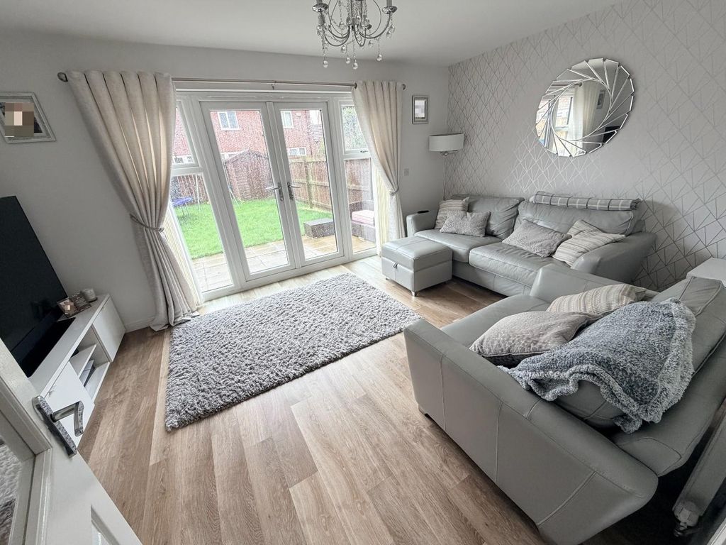 Property photo 3 of 16 Lounge