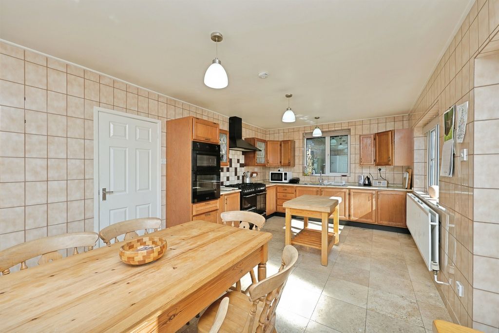 Property photo 3 of 23