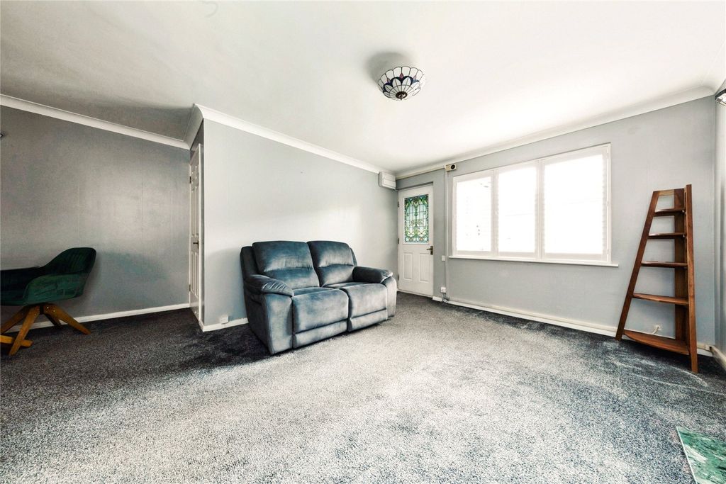 Property photo 2 of 10 Lounge