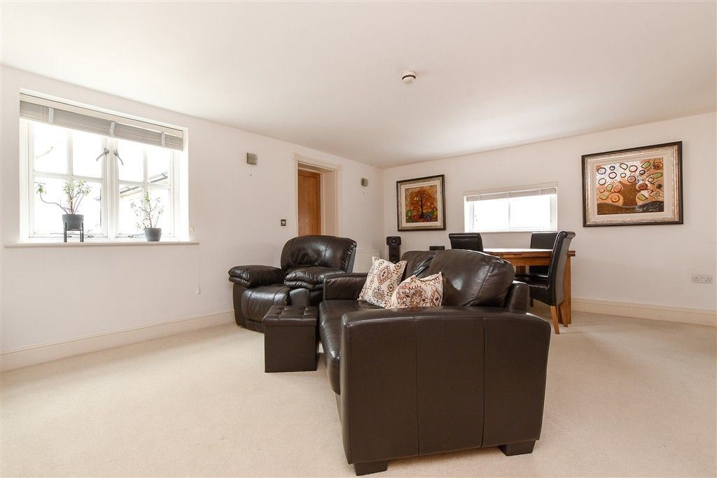 Property photo 3 of 11 Lounge/Diner