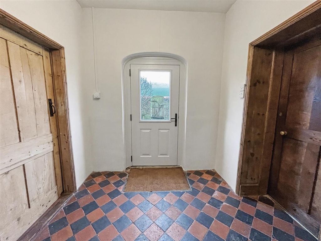 Property photo 3 of 19 Entrance Hall