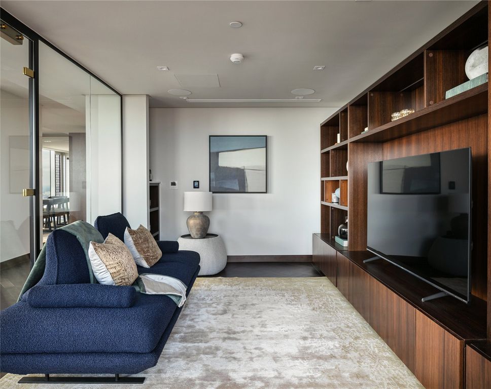 Property photo 3 of 28 Living Room / Cinema